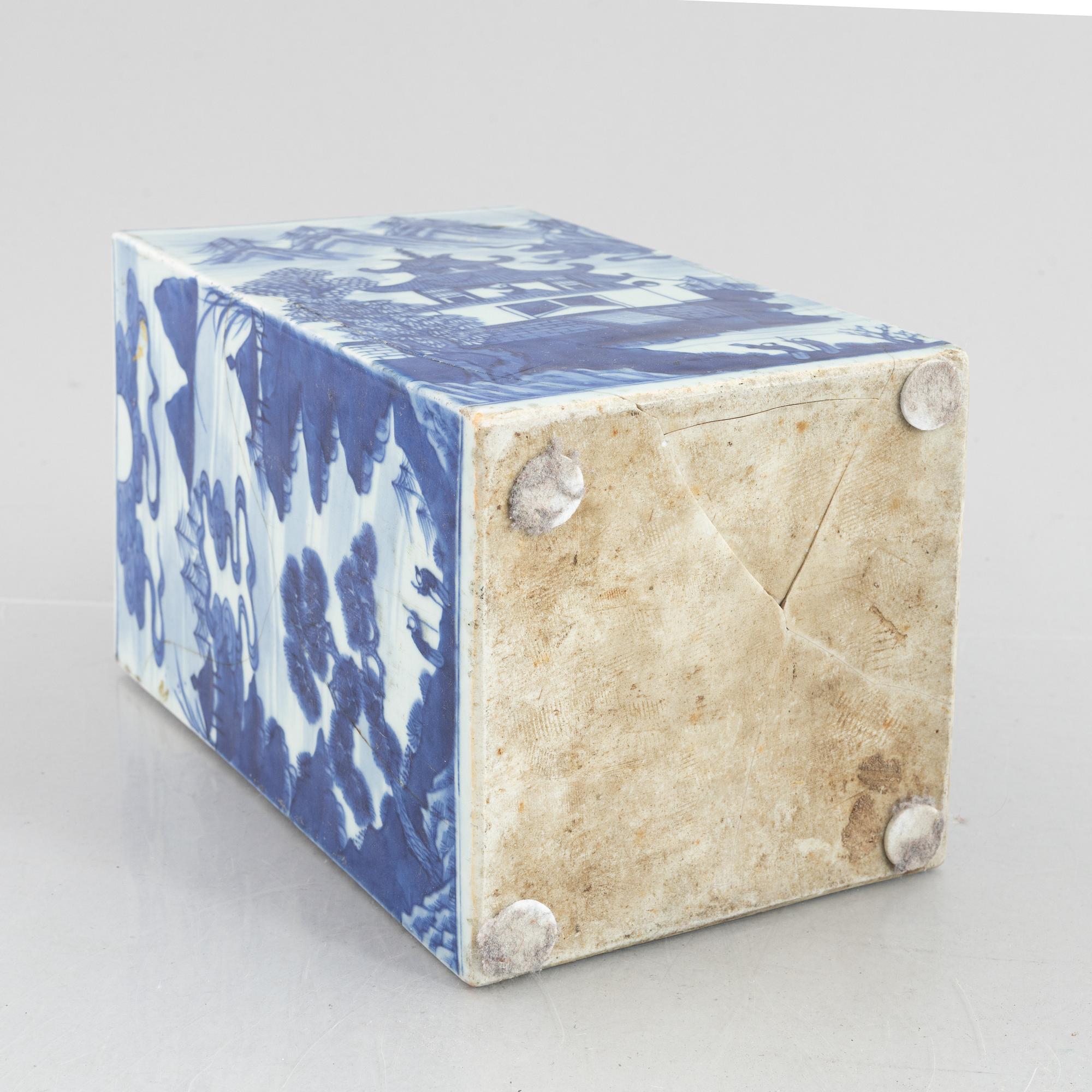 A Chinese blue and white porcelain vase, late Qing dynasty.