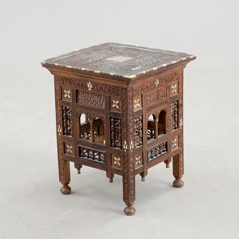 RÖKBORD, orientalisk, 1900-tal.