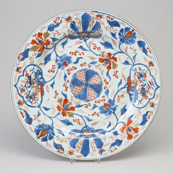 A large imari export porcelain dish, Qing dynasty, 18th century.