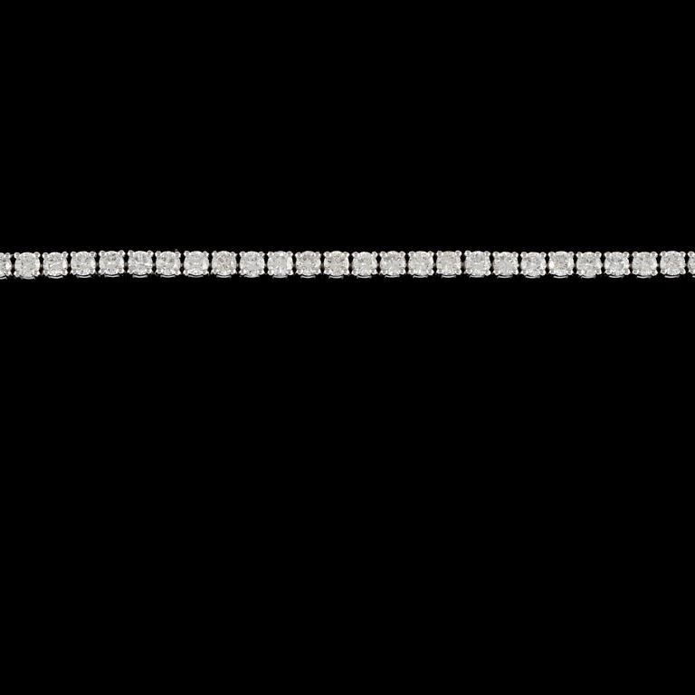ARMBAND, 18k vitguld med briljantslipade diamanter, 5.02 ct. Vikt 12,4 g.
