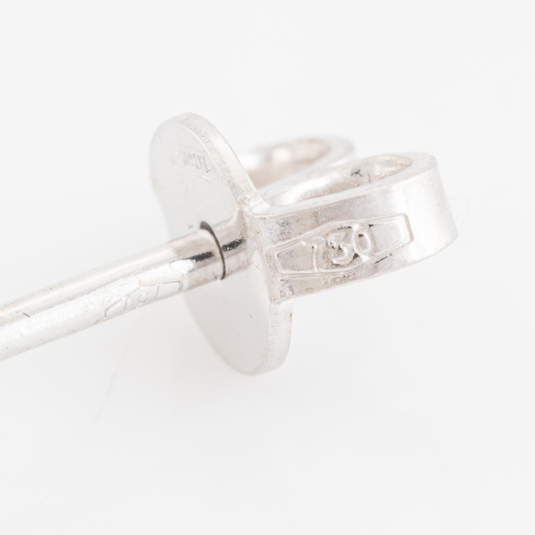 Örhängen, enstensörhängen med briljantslipade diamanter.