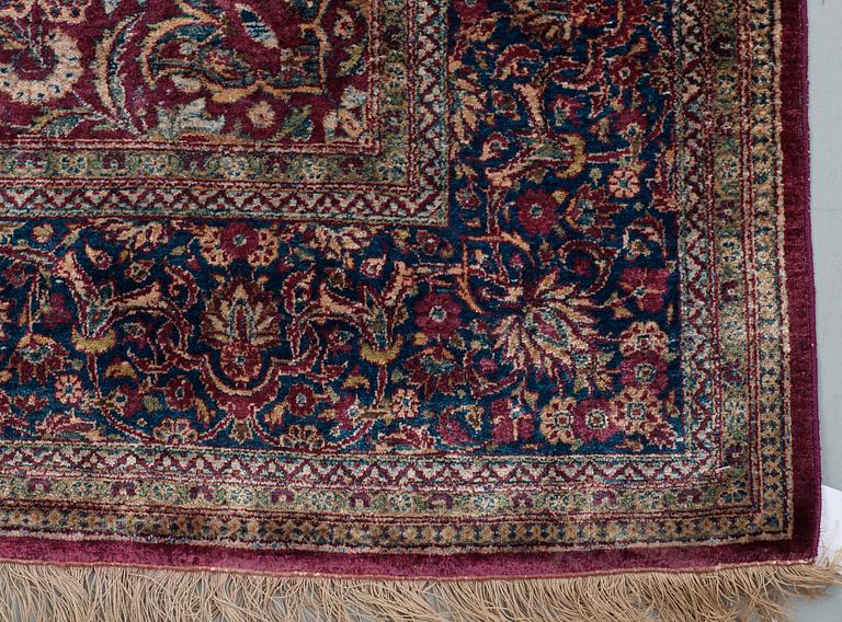 SEMI-ANTIQUE SILK KASHAN. 204,5 x 130 cm.