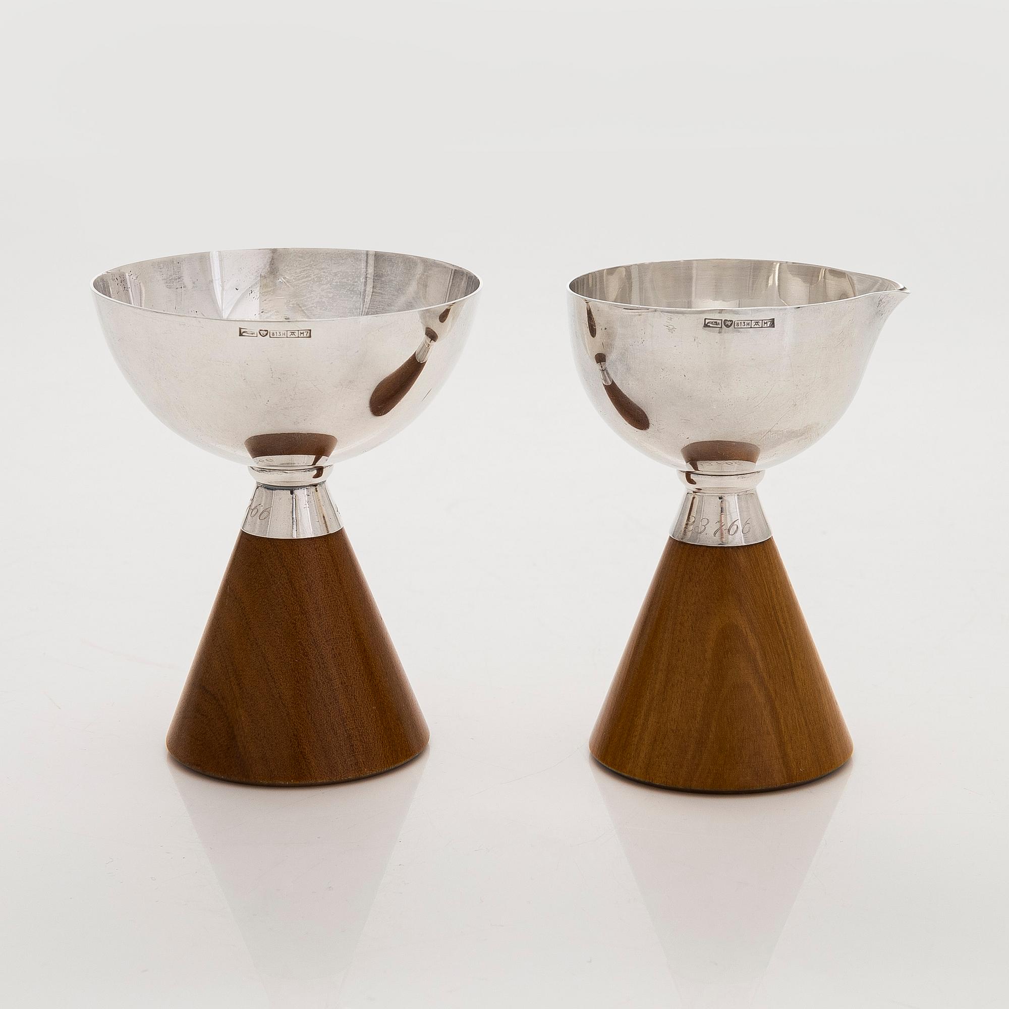 Anna-Greta Eker, Sokerikko ja kermakko, hopeaa ja mahonkia, Auran Kultaseppä oy, Turku 1965.