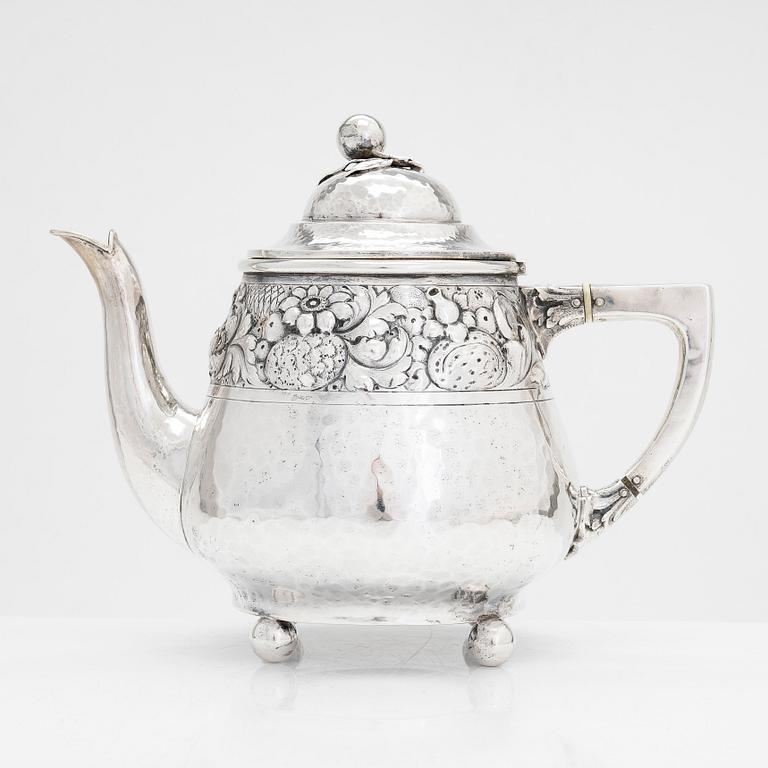 A silver teapot, unidentified master stamp W.I.S., Germany, first quarter of the 20th century.