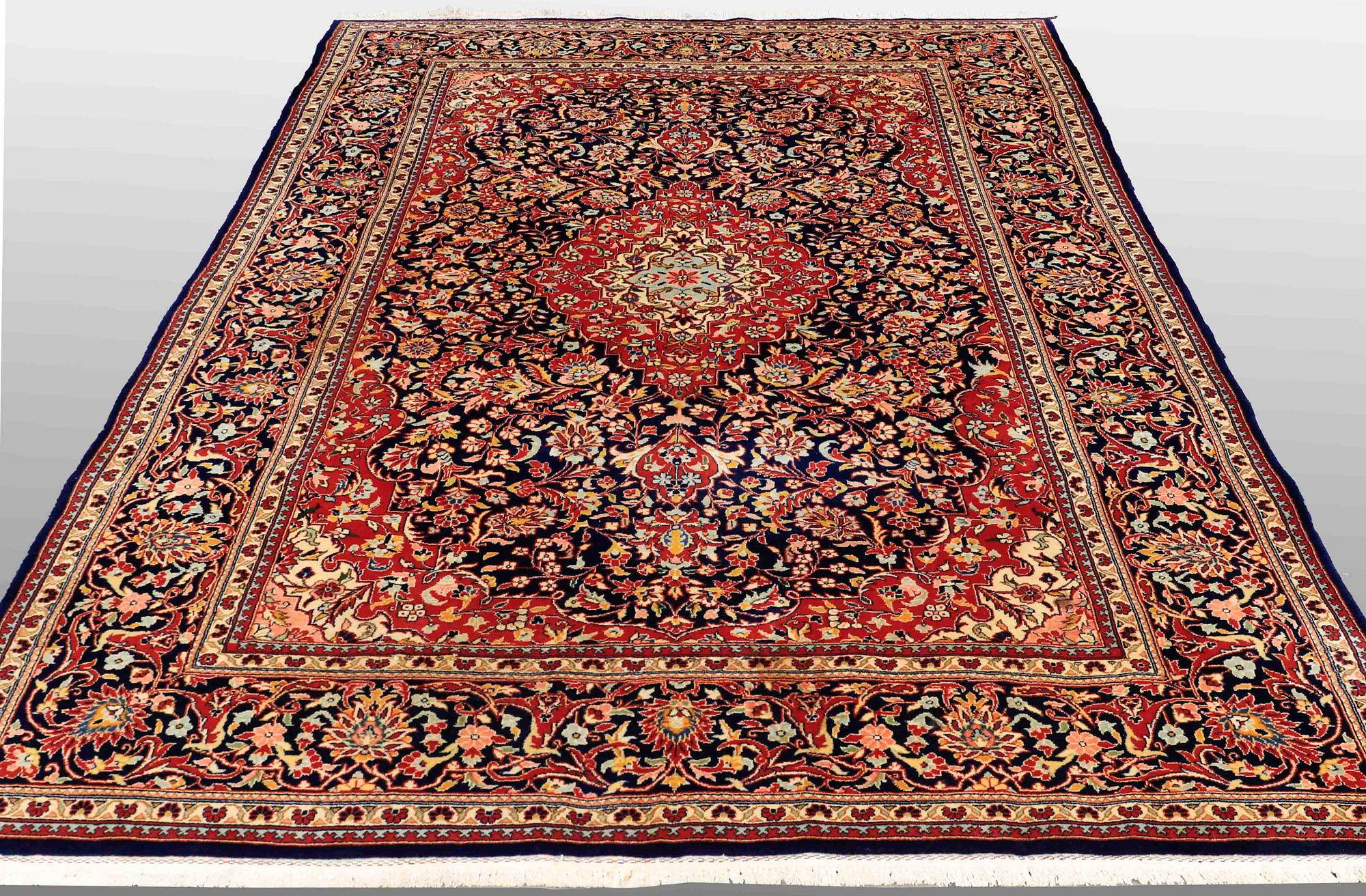 A carpet, Kashan, ca 302 x 200 cm.