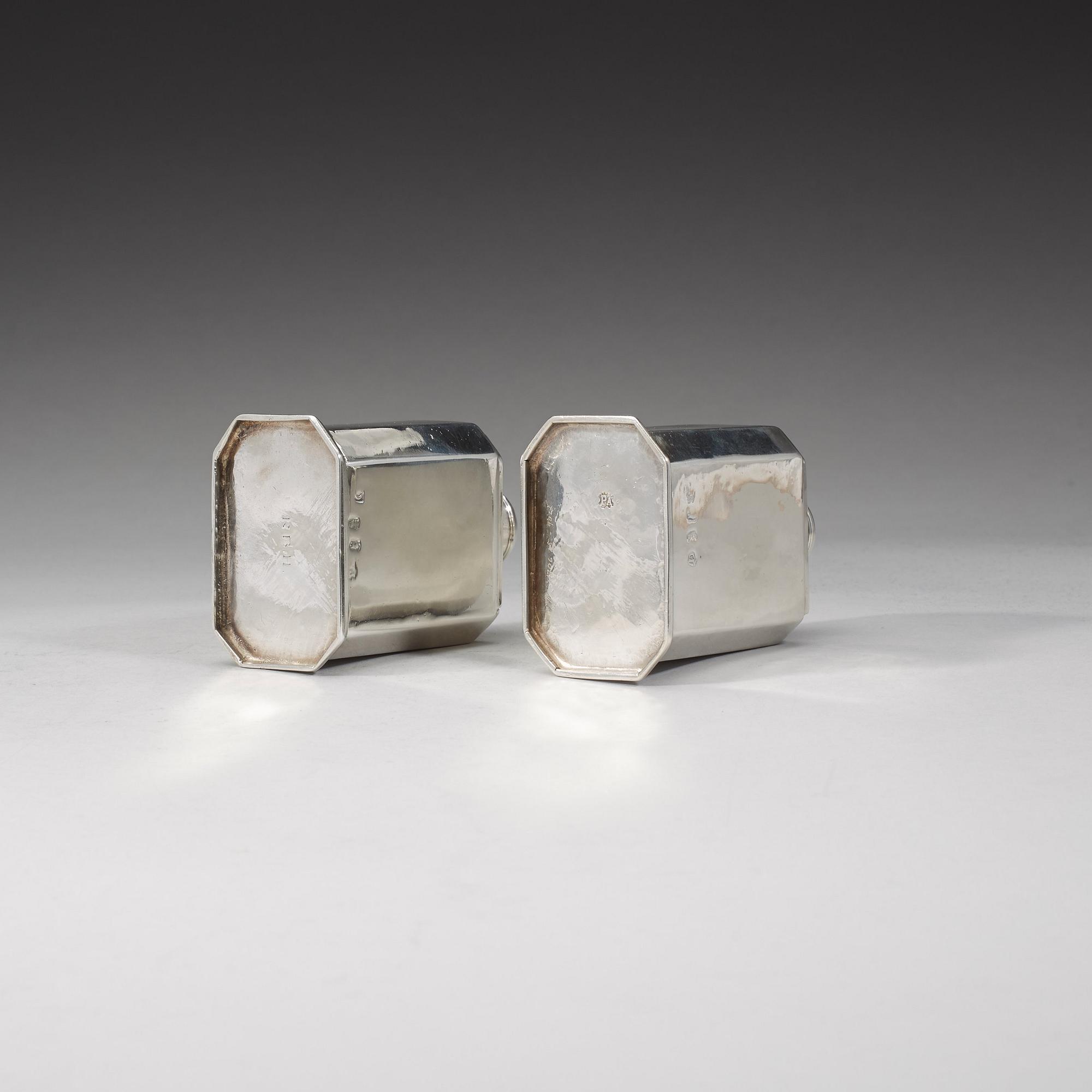 A pair of English 18th century silver tea caddies, Thomas Parr, London 1719.