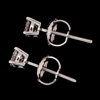 ÖRHÄNGEN, 1 par, 14 k vitguld, solitära briljantslipade diamanter tot 0.33 ct.