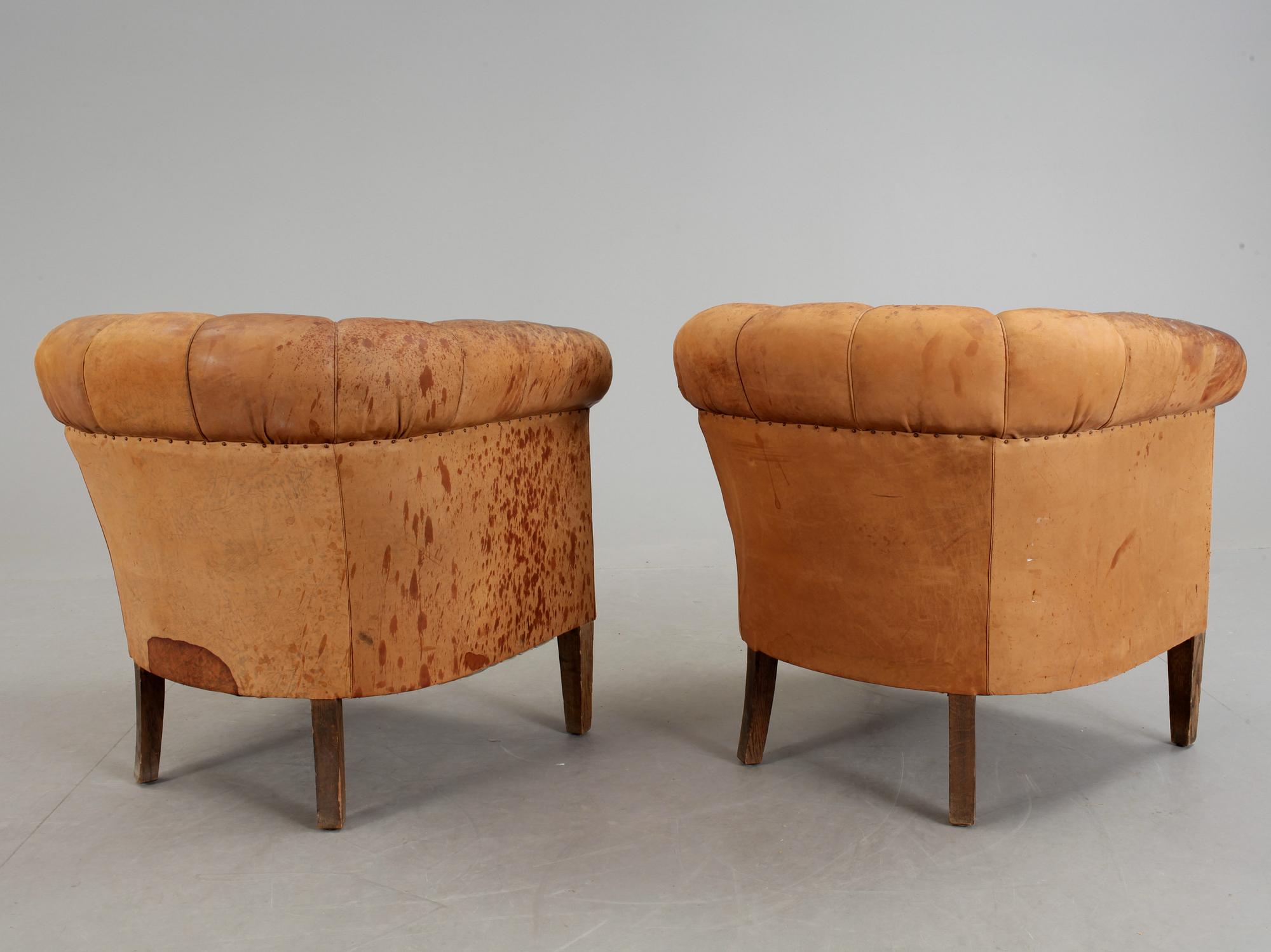 CLUBFÅTÖLJER, ett par, 1920-tal.