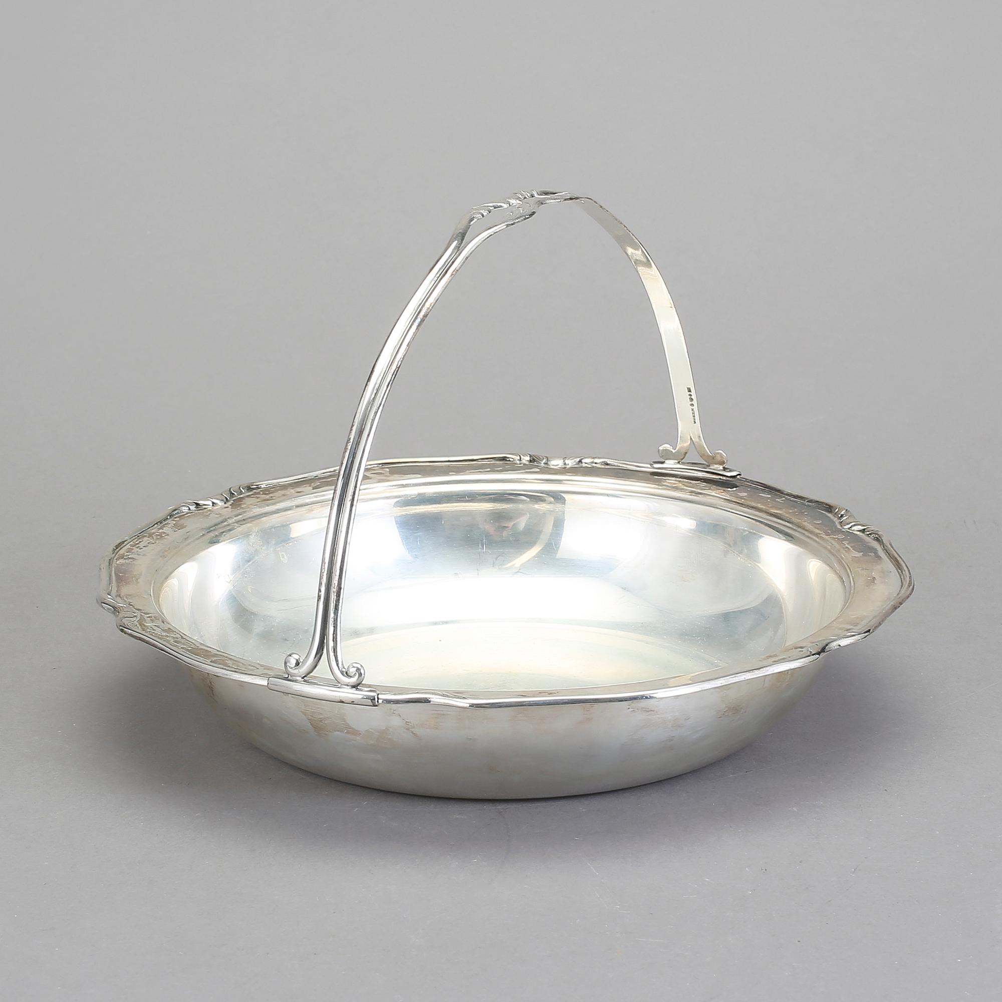 KAROTT MED HÄNKEL, silver, W.A. Bolin, Stockholm, 1934. Vikt ca 619 gram.