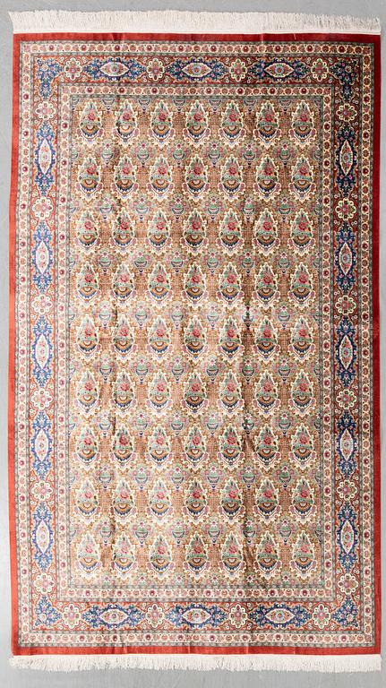 A sillk Qum carpet, Central Persia, signerad 310 x 197 cm.