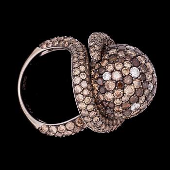 A cognac coloured Tresori diamond ring, tot. 9 cts.