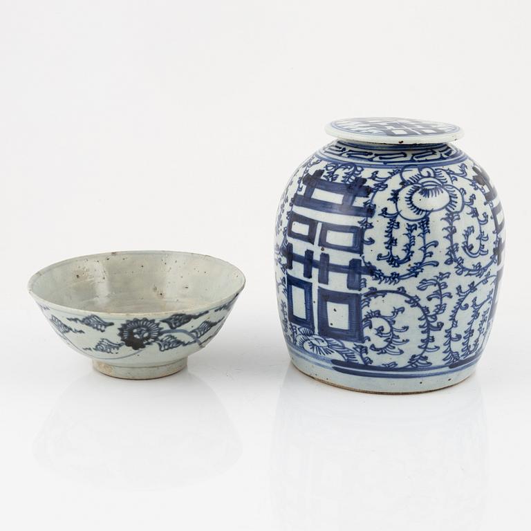 Two lidded urna, and a bowl, porcleain, China, around 1900.