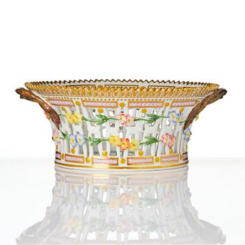 Gallerkorg med fat, porslin. 'Flora Danica', Royal Copenhagen, Denmark, 1900-tal.