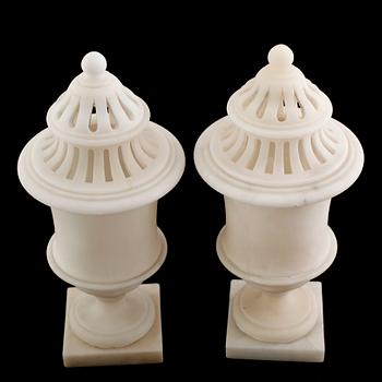 LOCKURNOR, ett par, alabaster, 1800-talets mitt.