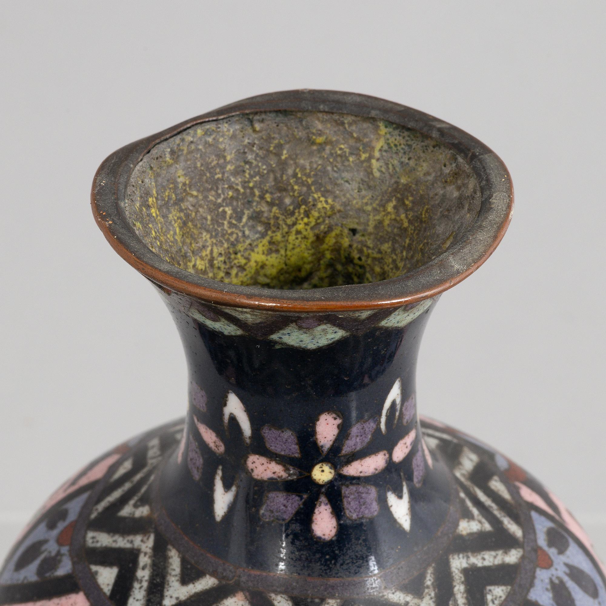 A Japanese cloisonné vase and a porcelain 'a thousand faces' satsuma dish, Meiji (1868-1912) and 20th century.