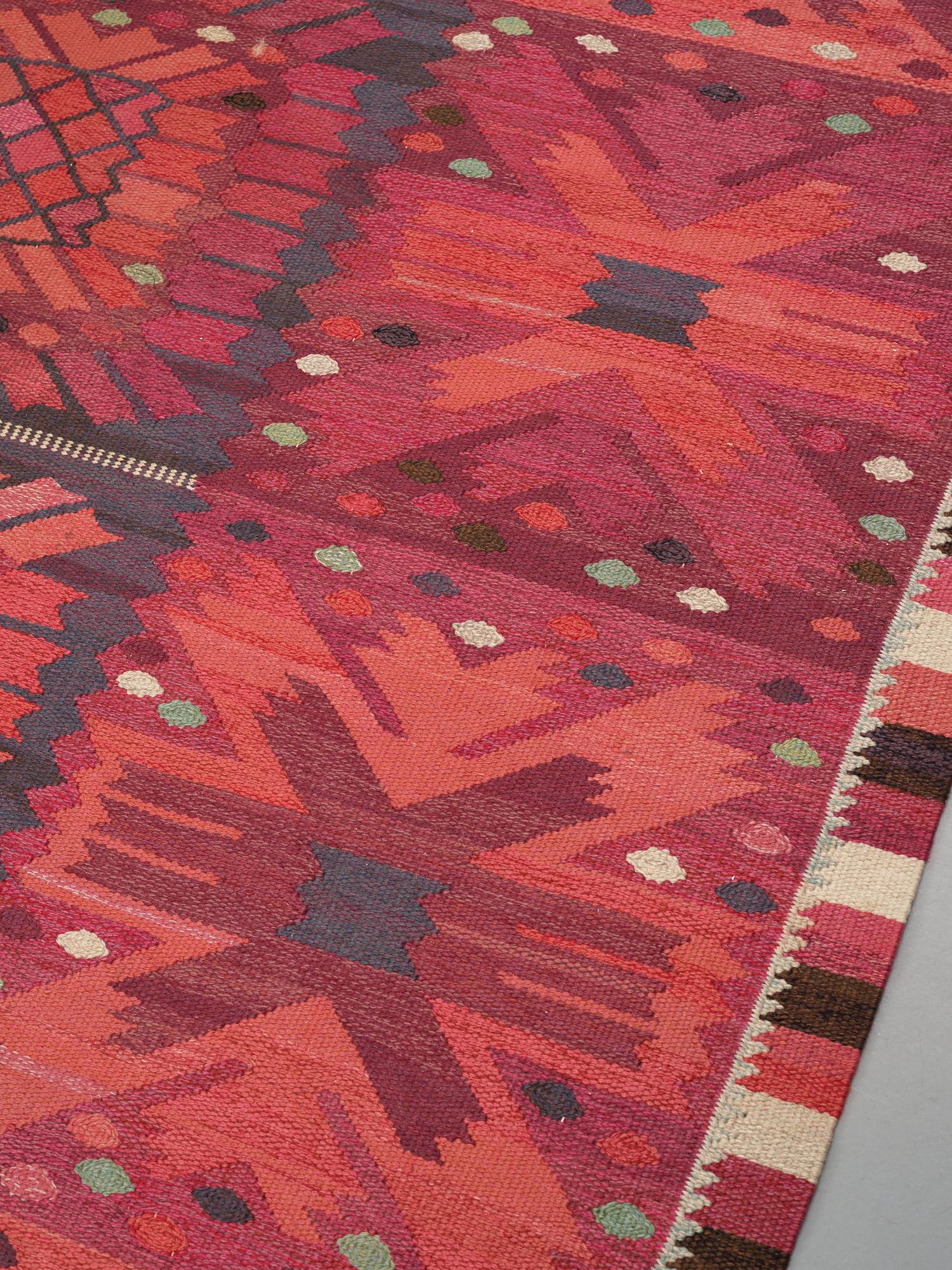 Barbro Nilsson, Matto, "Nejlikan röd", flat weave, ca 320-323 x 251 cm, signed AB MMF BN.