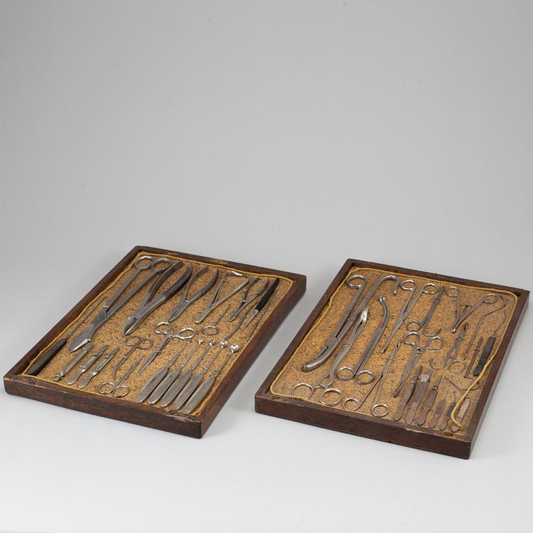 LÄKARINSTRUMENT, ca 40 delar, i schatull av ek. Omkring år 1900.