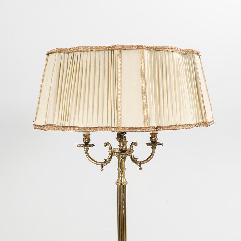 A 1940s brass floor lamp.