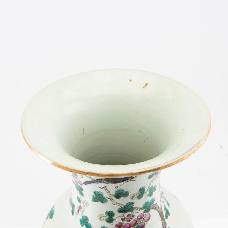 Vase, China, 18th/19th century, porcelain.