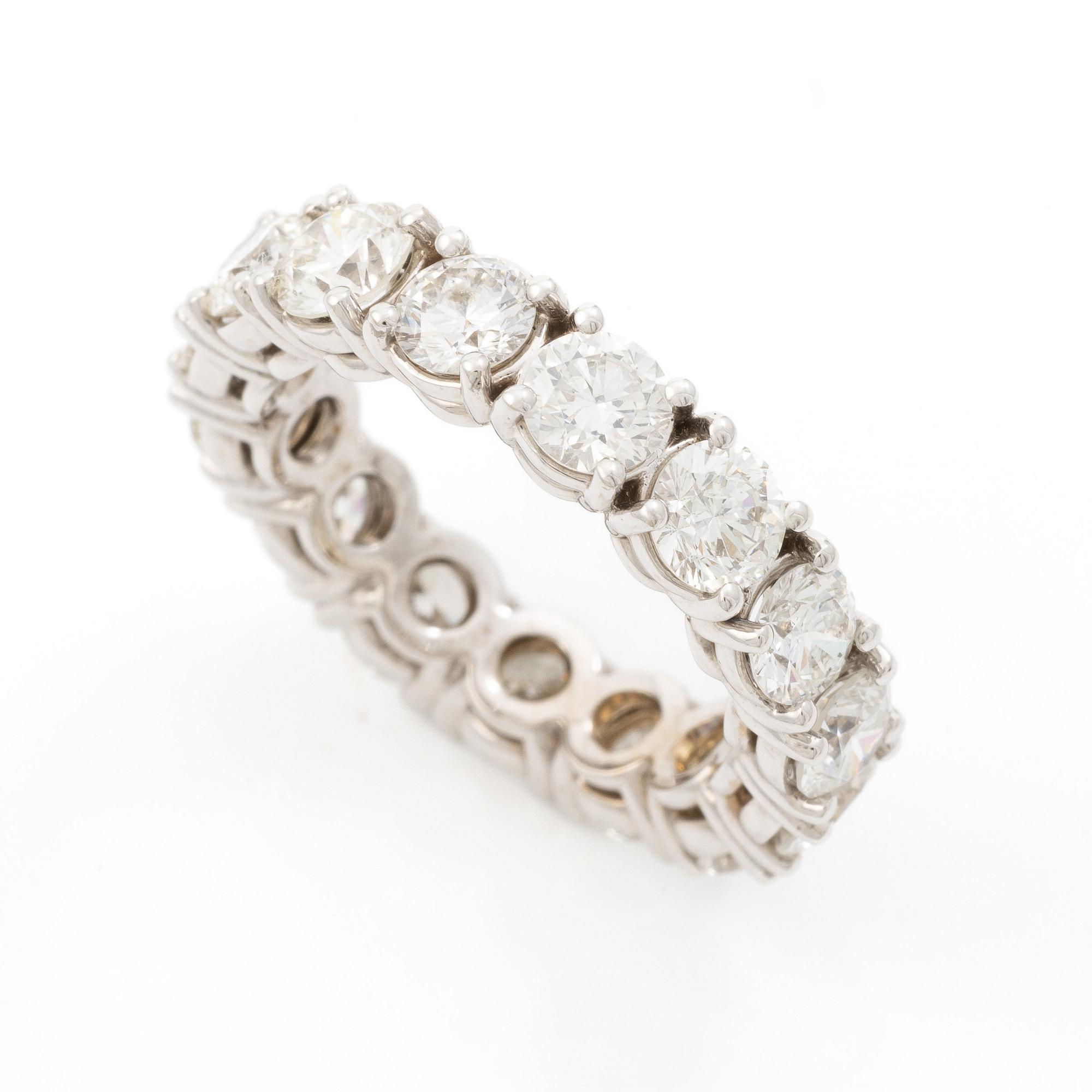 Ring full eternity 18K white gold with brilliant-cut diamonds.