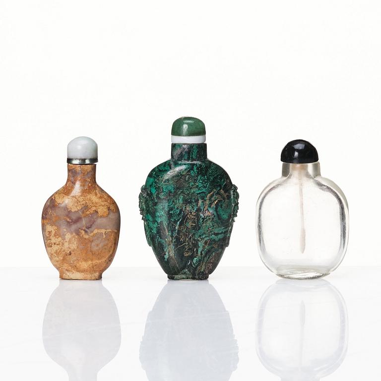 A set of three snuff bottles with stoppers. Qing dynasty.