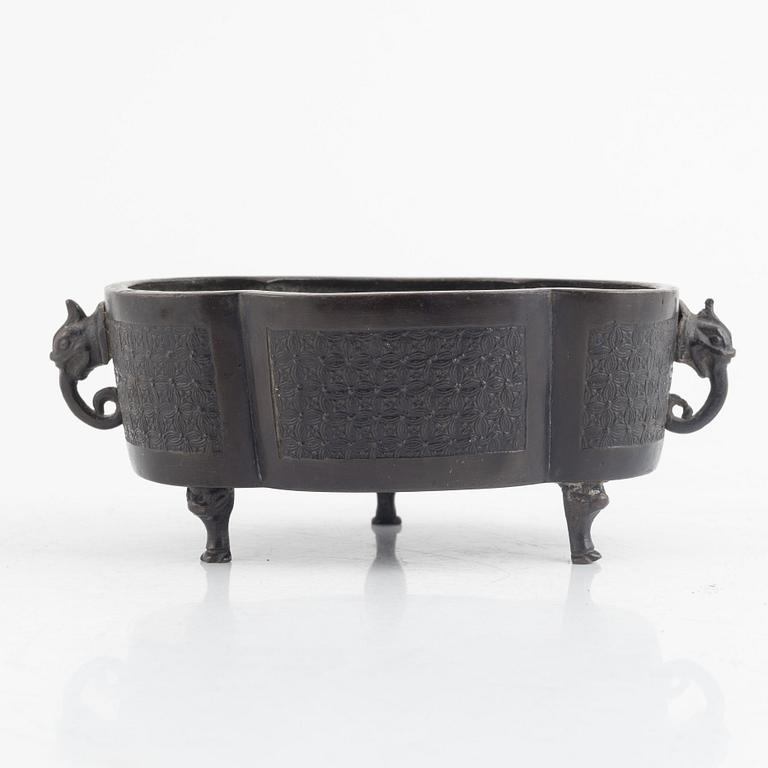 A bronze incense burner, China, Qingdynasty, 19th century.