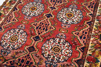 A Chahar Mahal Va Bakhtiari carpet, semiantik, c. 310 x 222 cm.