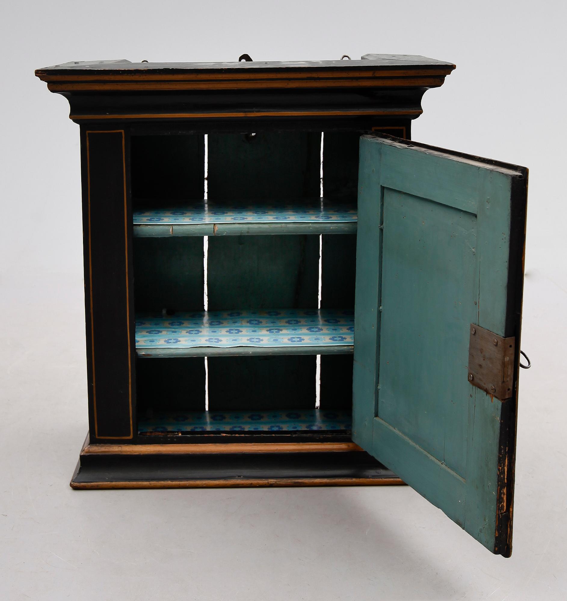 HÄNGSKÅP, 1800-talets första hälft.