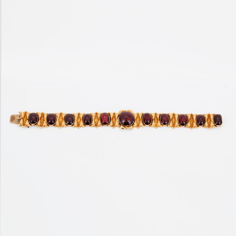 A cabochon-cut garnet bracelet.