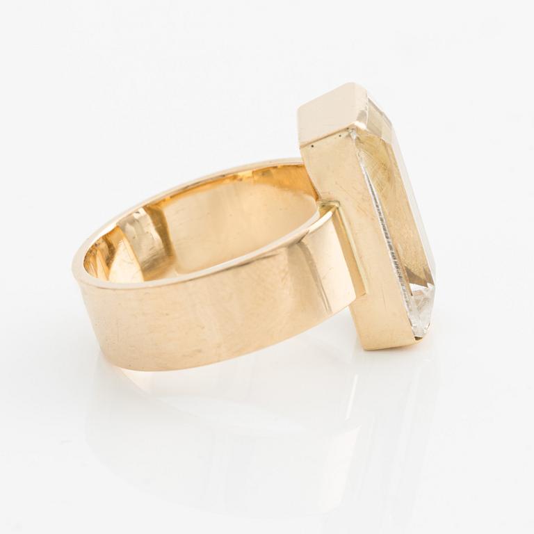 Ring in 18K gold with faceted rock crystal, Stigbert.