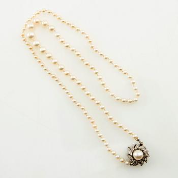 Halsband av odlade pärlor och lås av 18K vitguld med runda enkelslipade diamanter och en odlad pärla.