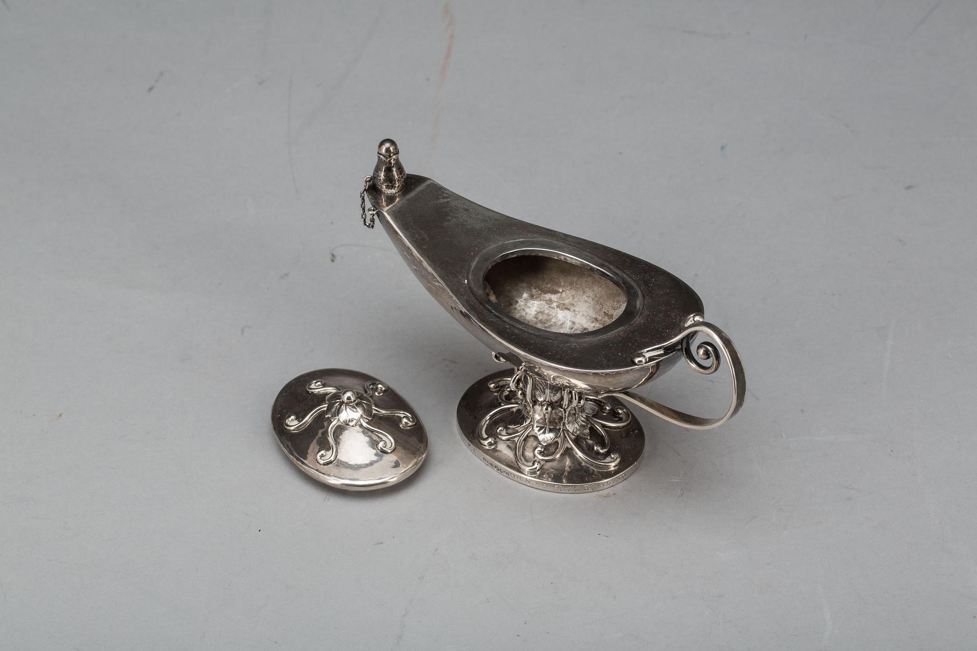OLJELAMPA, silver, Johan Schurmann, Landskrona, 1919. Total vikt ca 190 g.