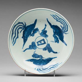 705. A blue and white porcelain dish, Ming dynasty (1368-1644).