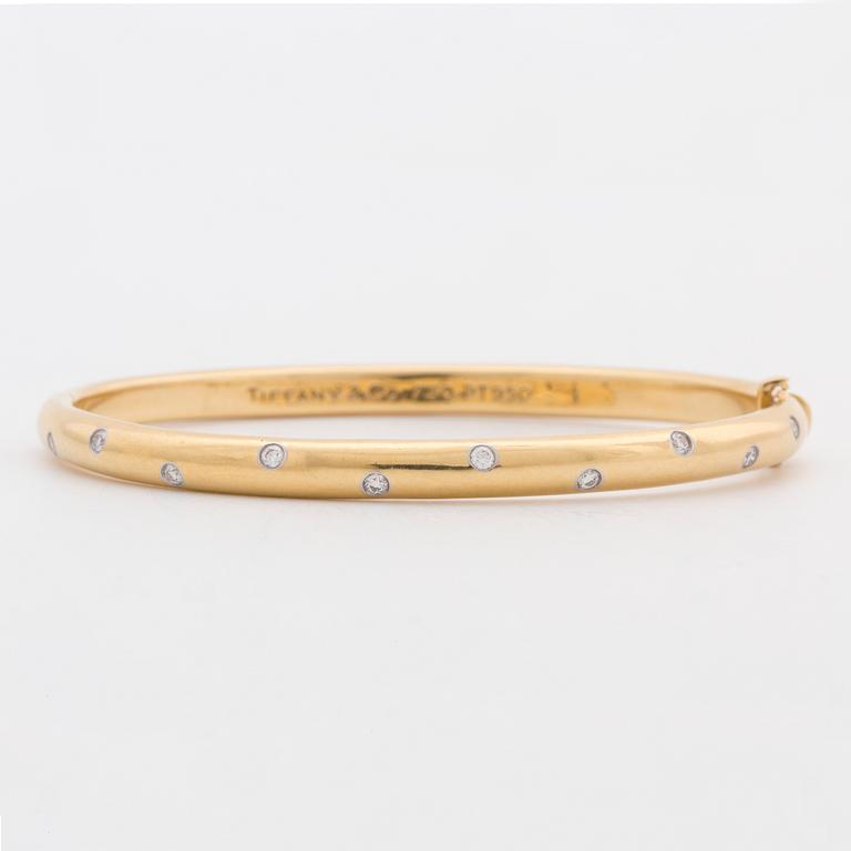 TIFFANY & Co, armring med briljantslipade diamanter ca 0.20 ct.