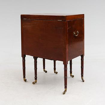 KOMMOD, England, 1800-talets mitt.