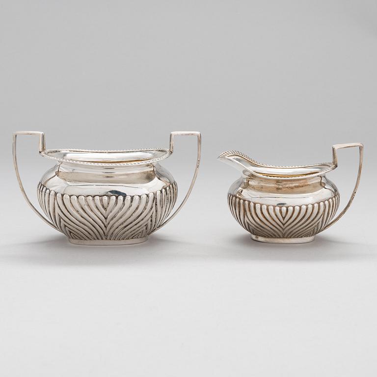 JOHN & WILLIAM DEAKIN, SOCKERSKÅL och GRÄDDKANNA, sterling silver, Sheffield 1916 och 1918..