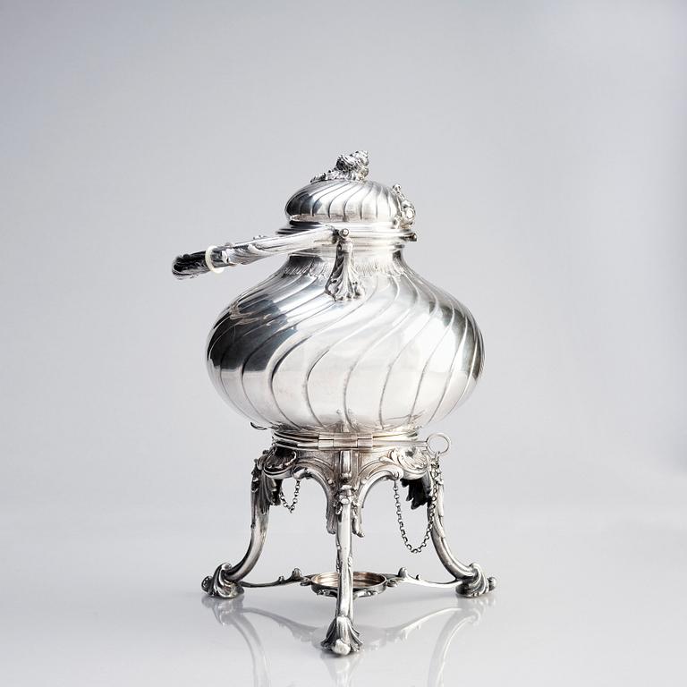 Gustaf Möllenborg (Carl Teodor Feron), tekanna på rechaud, silver, Stockholm 1885. Nyrokoko.