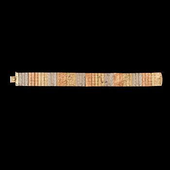 168. A tricoloured gold bracelet with flower motifs.