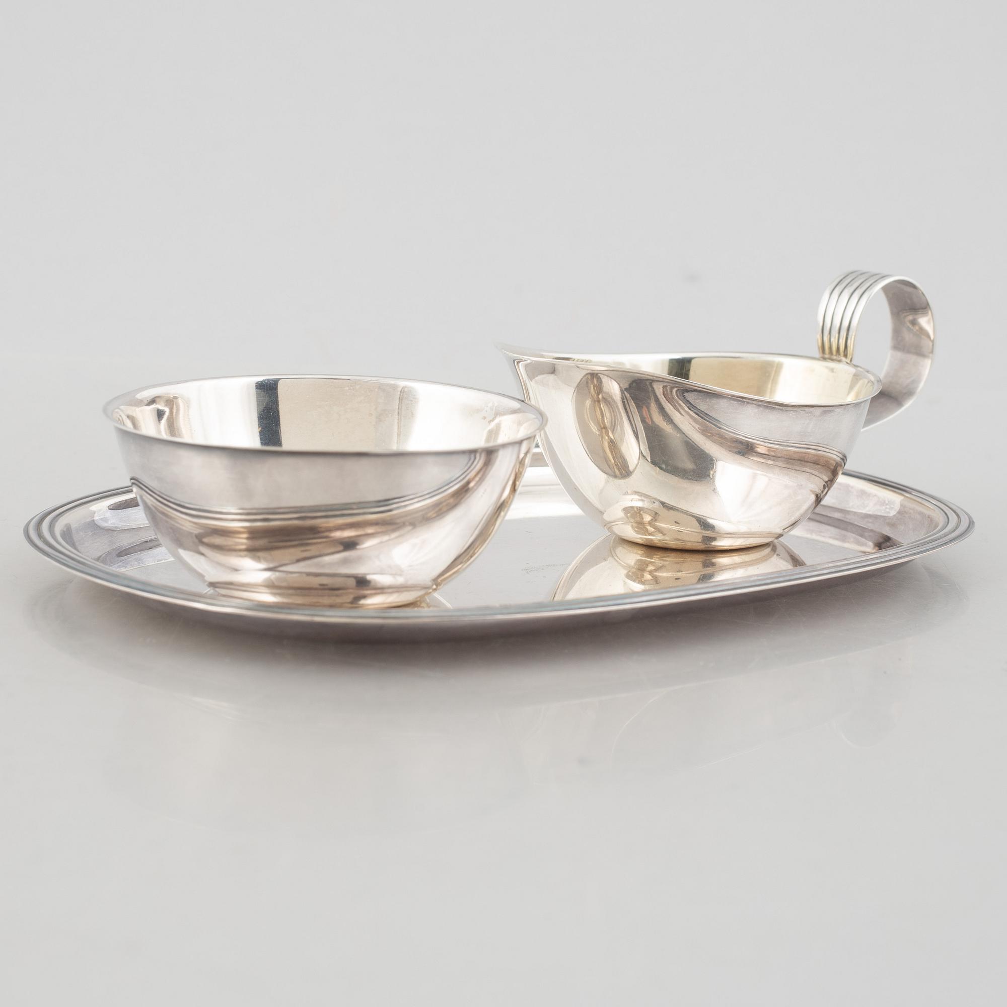 CG Hallberg, bricka, gräddkanna samt sockerskål, silver, Stockholm 1953.
