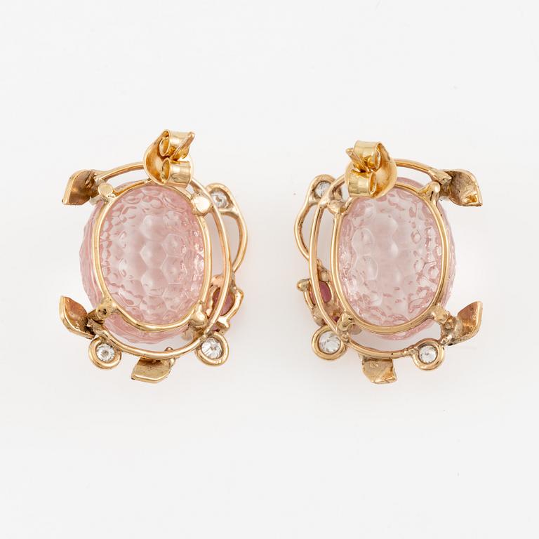 Earrings with rose quartz, tourmalines, and brilliant-cut diamonds.