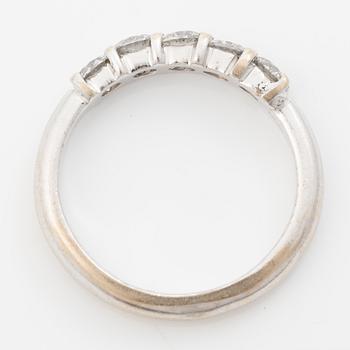 Ring in 18K white gold set with round brilliant-cut diamonds.