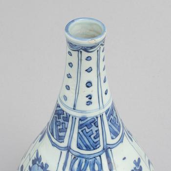 A blue and white bottle flask, Ming dynasty, Wanli (1573-1619).