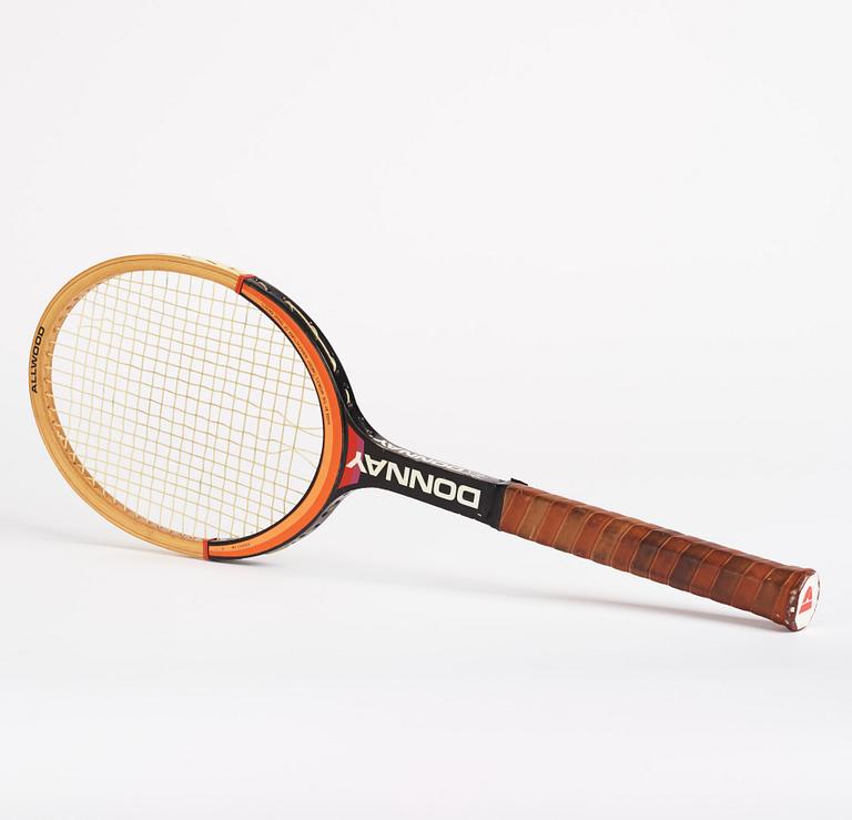 Tennisracket i trä, Donnay. Spelad med av Björn Borg i Wimbledon. Blekt signatur på Slipcasen.