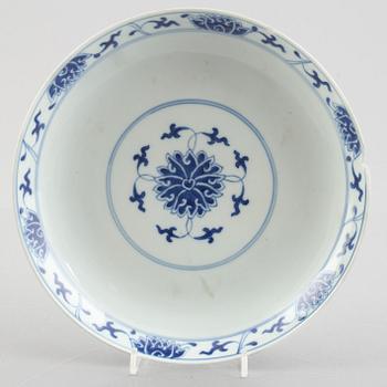 A Chinese blue and white lotus dish, late Qing dynasty / around 1900.