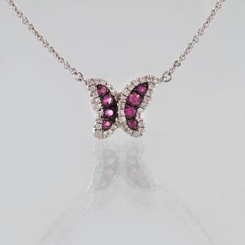 COLLIER, 18K vitguld med briljantslipade diamanter ca 0.14 ct samt fasettslipade rubiner ca 0.16 ct. Vikt 2,6 gram.