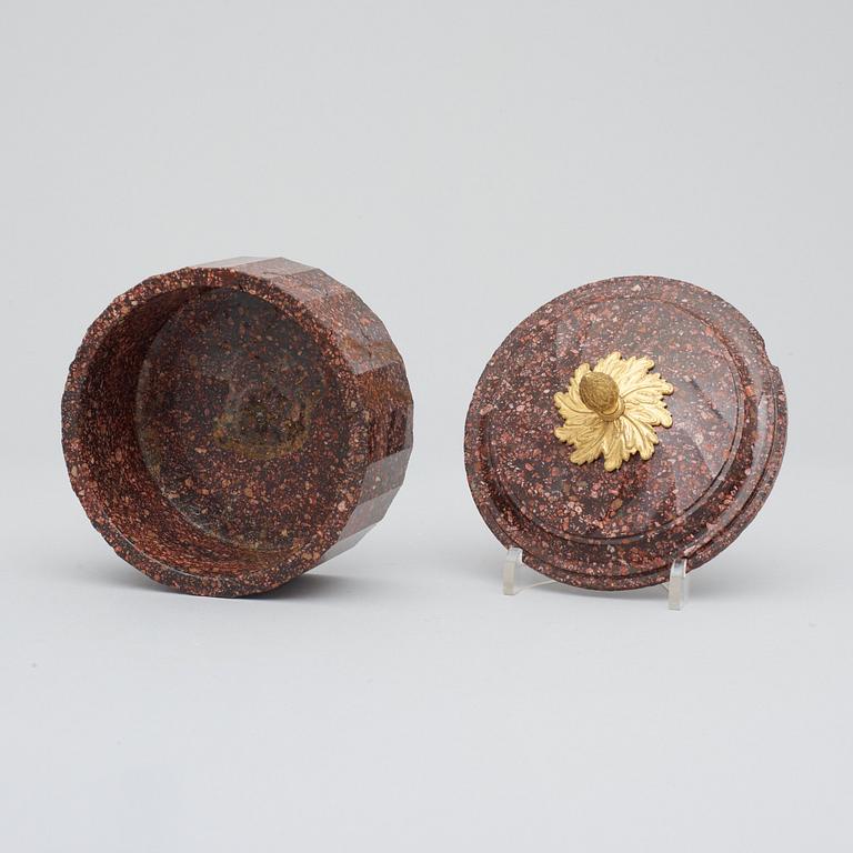 SMÖRASK MED LOCK. Älvdalen, 1800-talets början. Empire.