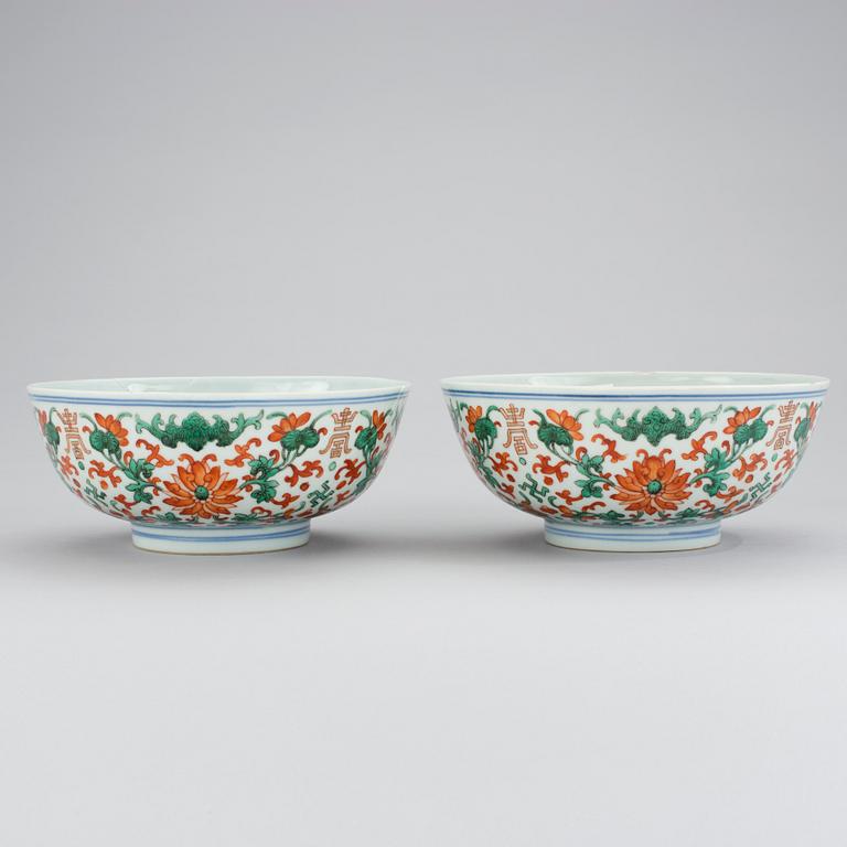 SKÅLAR, ett par, porslin. Qingdynastin, 1800-tal med Jiaqings sigillmärke.