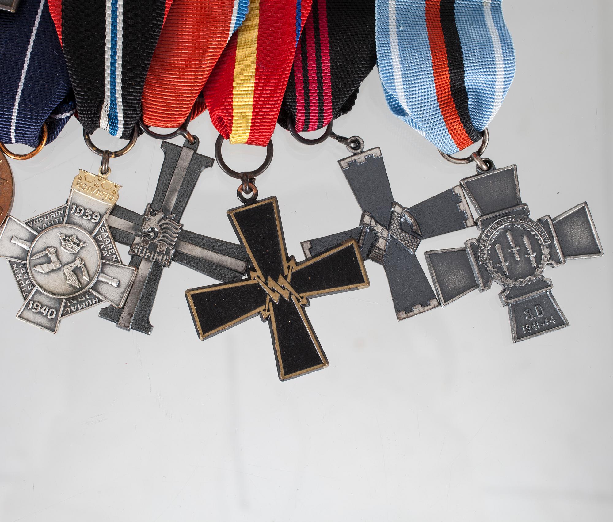 MEDALJER, 10 st, Finland II-världskriget, 1940-tal och FÖLJEBREV, 3 st, daterade 1990.