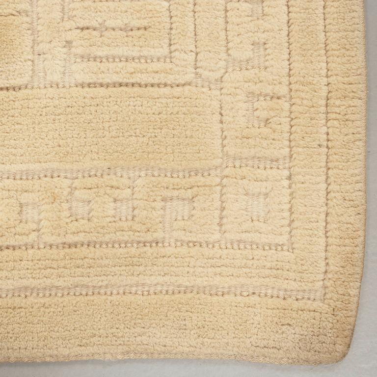 CARPET. Knotted pile in relief. 250,5 x 197 cm. Signed AGDA ÖSTERBERG at the back.