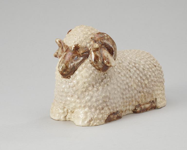 A Michael Schilkin stoneware sculpture of a sheep, Arabia, Finland.